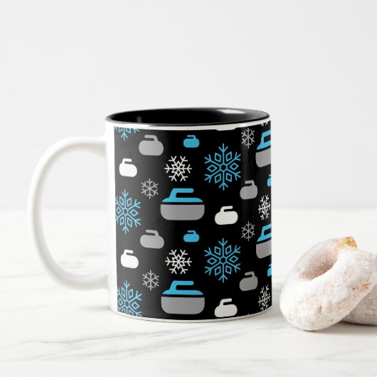 Schneeflocken und Curling Rocks Tasse (Mit Donut)
