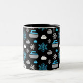 Schneeflocken und Curling Rocks Tasse (Mittel)