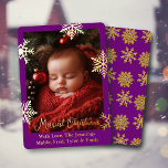 Schneeflocken und Familienfliegen Personalisiertes Folien Feiertagskarte<br><div class="desc">Hübsche Goldschneeflocken und Goldfolie Baby Foto Weihnachtskarte. Sie können den Text personalisieren,  Ihre Namen hinzufügen und Ihr Foto im personalisierenden Bereich hochladen.</div>