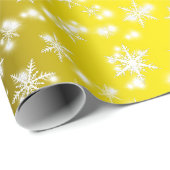 Schneeflocken und Glitzern über Gelb Geschenkpapier (Rolleneckpunkt)