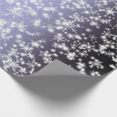 Schneeflocken und Glitzern über L Lila Geschenkpapier (Ecke)