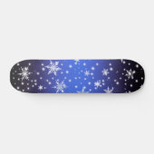 Schneeflocken und Glitzern über Navy Blue Light Skateboard (Horizontal)