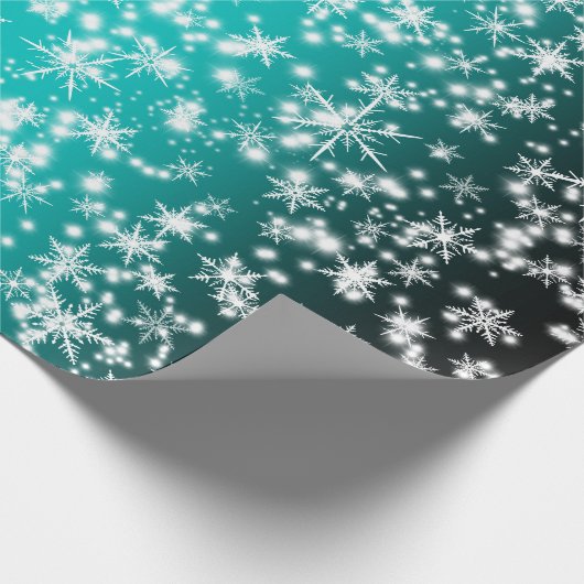 Schneeflocken und Glitzern über Türkis Geschenkpapier (Ecke)