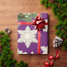 Schneeflocken und Kiefernzweige Geschenkpapier