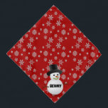 Schneeflocken und Name des Schneemanns Halstuch<br><div class="desc">Dress deinen Hund für die Weihnachts- und Wintersaison Bandana. Diese rote Bandana mit einem Schneeflocken-Hintergrund mit einem Overlay Schneemann und Platz für den Hundenamen.</div>