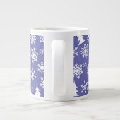 Schneeflocken und Pinienbäume Jumbo-Tasse (Rückseite)