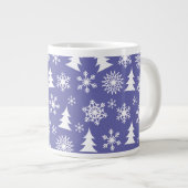 Schneeflocken und Pinienbäume Jumbo-Tasse (Vorderseite Rechts)