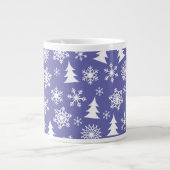 Schneeflocken und Pinienbäume Jumbo-Tasse (Vorderseite)