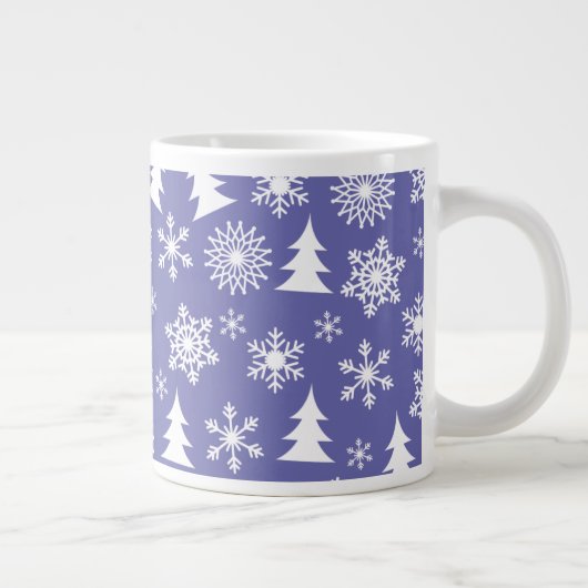 Schneeflocken und Pinienbäume Jumbo-Tasse (Rechts)