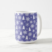 Schneeflocken und Pinienbäume Kaffeetasse (VorderseiteRechts)