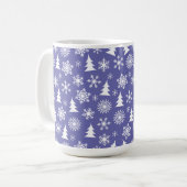 Schneeflocken und Pinienbäume Kaffeetasse (Vorderseite Links)