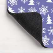 Schneeflocken und Pinienbäume Mousepad (Ecke)