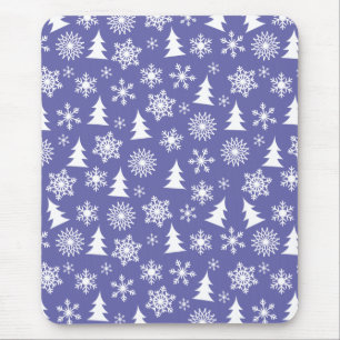 Schneeflocken und Pinienbäume Mousepad