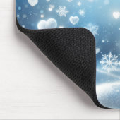 Schneeflocken und Schneeherzen am Winterhimmel Mousepad (Ecke)