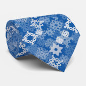 Schneeflocken und Sterne auf indigoem Hintergrund Krawatte (Gerollt)