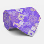 Schneeflocken und Sterne auf violettem Hintergrund Krawatte (Gerollt)