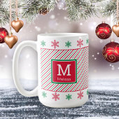 Schneeflocken und Streifen Monogramm Weihnachten T Kaffeetasse
