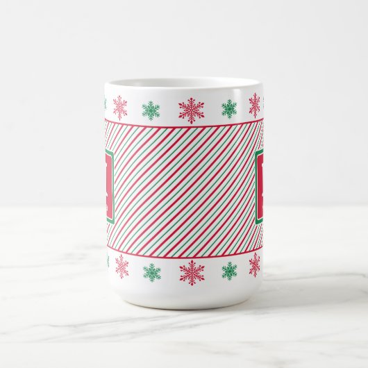Schneeflocken und Streifen Monogramm Weihnachten T Kaffeetasse (Mittel)