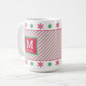Schneeflocken und Streifen Monogramm Weihnachten T Kaffeetasse (Vorderseite Links)