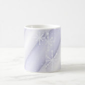 Schneeflocken und weiche Streifen Kaffeetasse (Mittel)