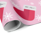 Schneeflocken und Weihnachts-Strumpf Name Rosa Geschenkpapier (Rolleneckpunkt)