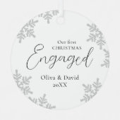 Schneeflocken Unsere erste Weihnachts-Verlobte Scr Ornament Aus Metall (Vorderseite)