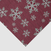 Schneeflocken versilbern auf rustikalem Rot Seidenpapier (Ausschnitt)