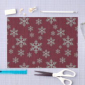Schneeflocken versilbern auf rustikalem Rot Seidenpapier (Handwerk)