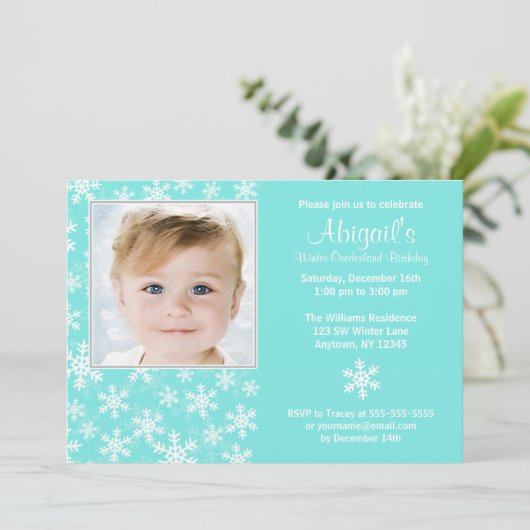 Schneeflocken Winter Onederland Aqua Foto Geburtst Einladung (Stehend Vorderseite)