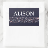 Schneeflocken Winterblau, weiß und pink, Name und  Rechteckiger Aufkleber (Tasche)