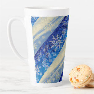 Schneeflocken wirbelnde latte Tasse