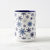 Schneeflocken Zwei-Tone-Tasse Zweifarbige Tasse (Mittel)