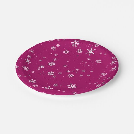 Schneeflockenmuster am Lila Weihnachtsfeiertag Pappteller (Schrägansicht)