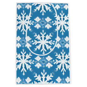 Schneeflockenmuster auf blauem Hintergrund Mittlere Geschenktüte