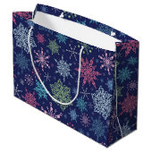 Schneeflockenmuster Große Geschenktüte (Rückseite Schrägansicht)