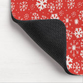 Schneeflockenschneesturm mit mohnrotem Hintergrund Mousepad (Ecke)