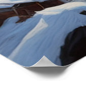 Schneefluss durch verzauberten Wald Poster (Ecke)