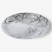 Schneefräse im Winterwald Pappteller (Schrägansicht)