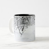 Schneefräse im Winterwald Zweifarbige Tasse (Vorderseite Links)