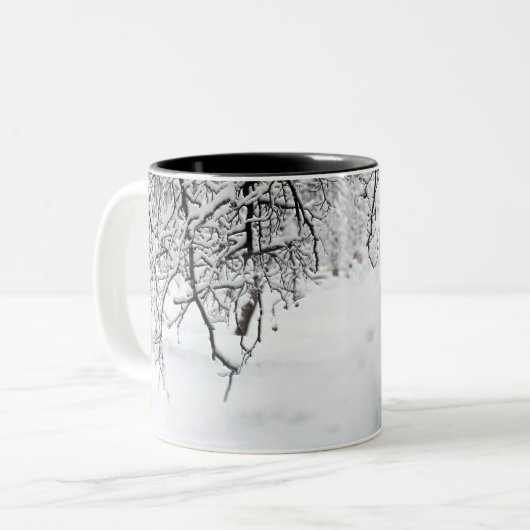 Schneefräse im Winterwald Zweifarbige Tasse (Vorderseite Links)