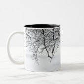 Schneefräse im Winterwald Zweifarbige Tasse (Links)