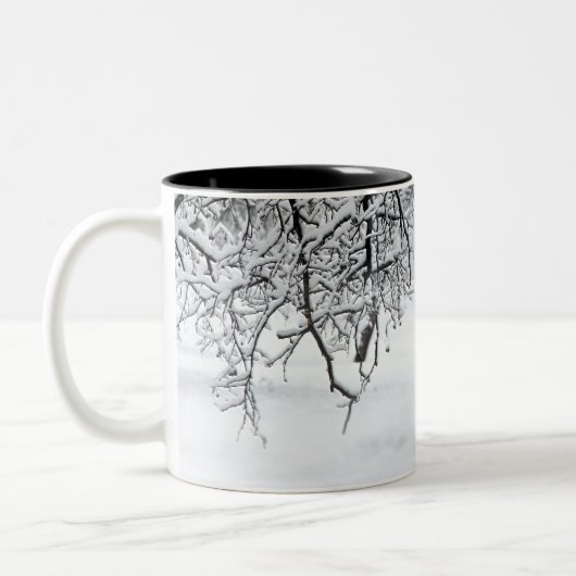 Schneefräse im Winterwald Zweifarbige Tasse (Links)