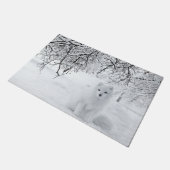 Schneefuchs im Winterwald Fußmatte (Schrägansicht)