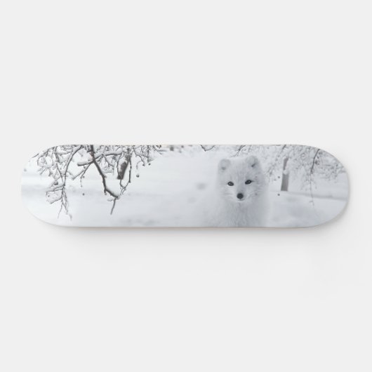 Schneefuchs im Winterwald Skateboard (Horizontal)