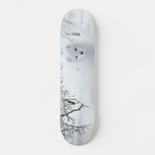 Schneefuchs im Winterwald Skateboard