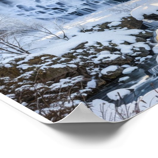 Schneegefrorener Wasserfall Poster (Ecke)