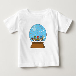 Schneeglobe mit drei Gnome-Würfeln Baby T-shirt