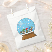 Schneeglobe mit drei Gnome-Würfeln Geschenktütchen (Ausgeschnitten)