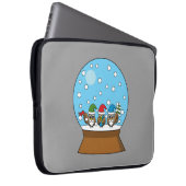 Schneeglobe mit drei Gnome-Würfeln Laptopschutzhülle (Vorne Rechts)