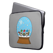 Schneeglobe mit drei Gnome-Würfeln Laptopschutzhülle (Vorderseite Links)